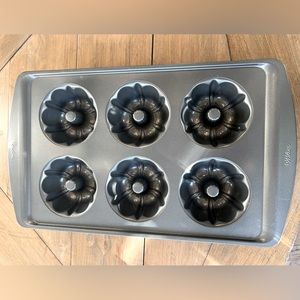 Wilton mini fluted Bundt pan-6 cavity, non-stick